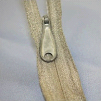 電磁遮蔽ファスナ［写真Ａ］