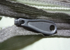 電磁遮蔽ファスナ［写真B］